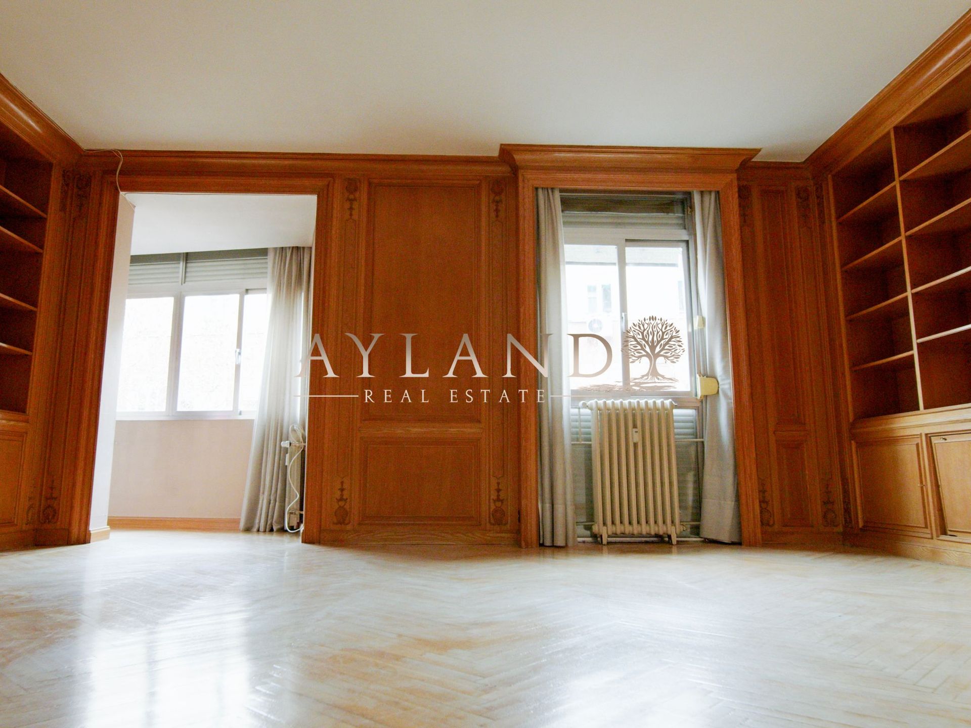 El salón, con el ventanal y las contraventanas de madera