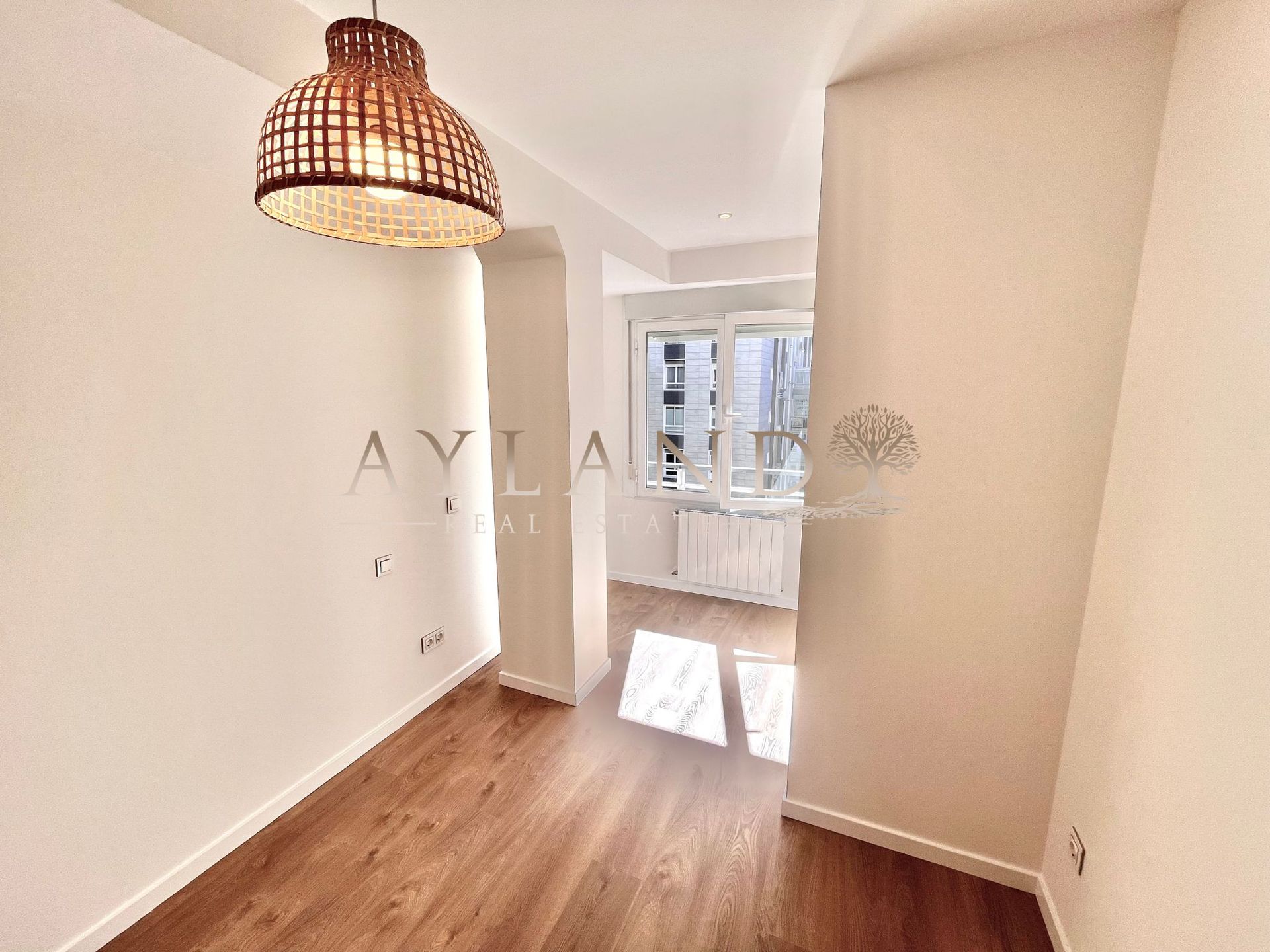 Paso entre habitaciones, con la ventana al fondo