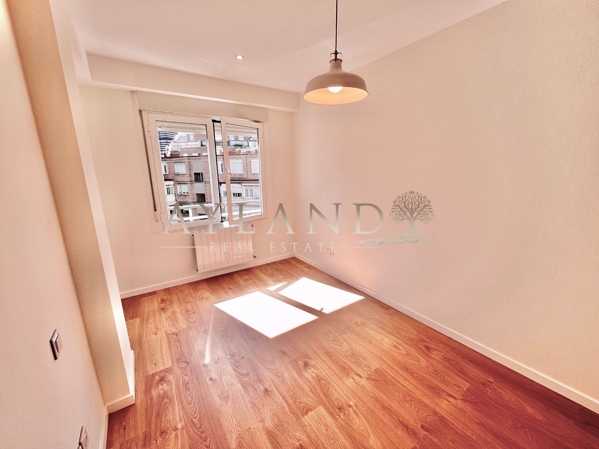 Dormitorio exterior, con el radiador bajo la ventana