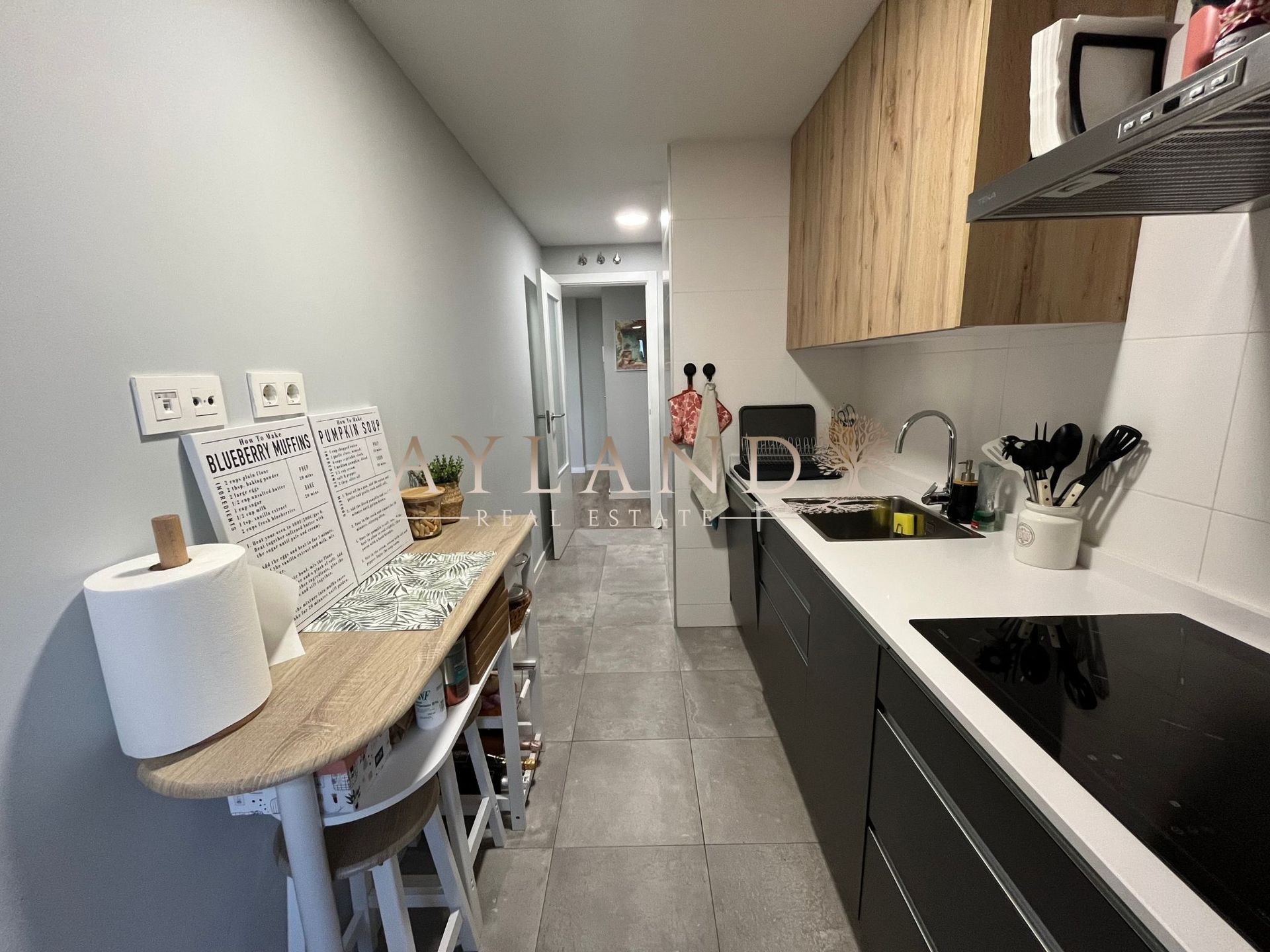 La cocina, con la encimera de madera y la placa