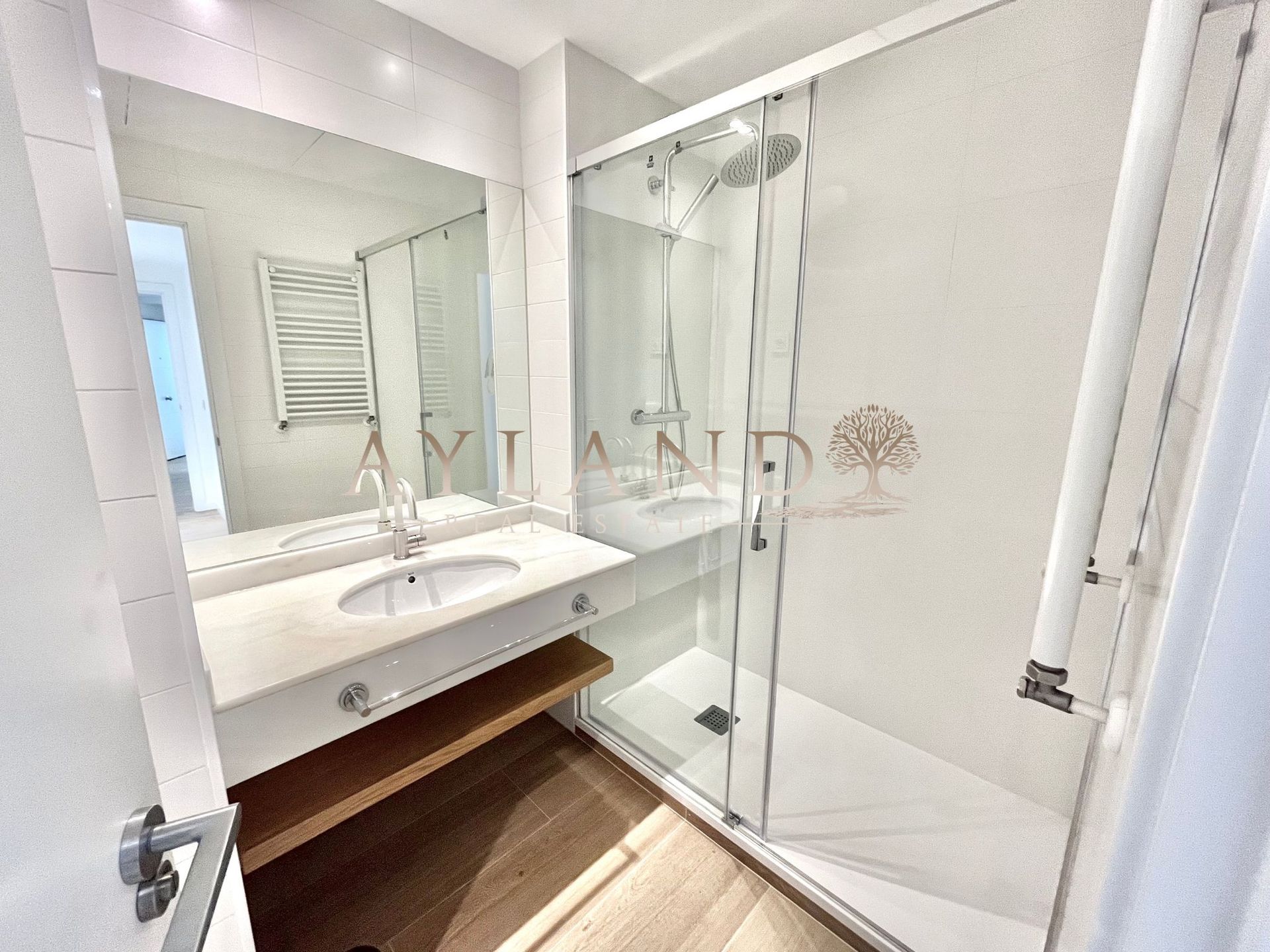 Baño con ducha, mampara de cristal y toallero