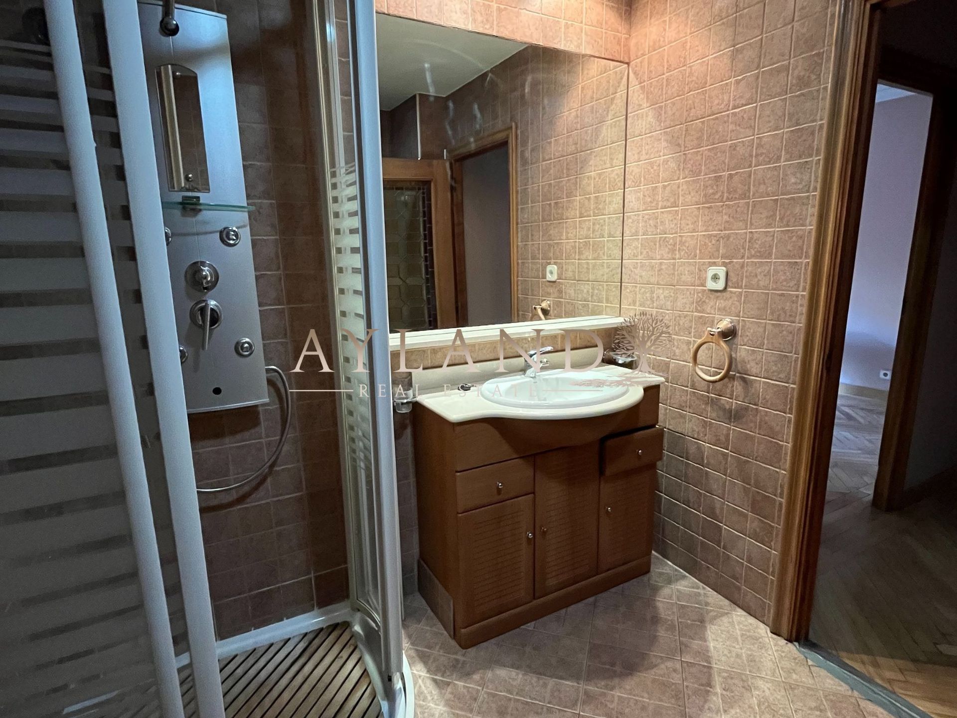 Baño con columna de hidromasaje