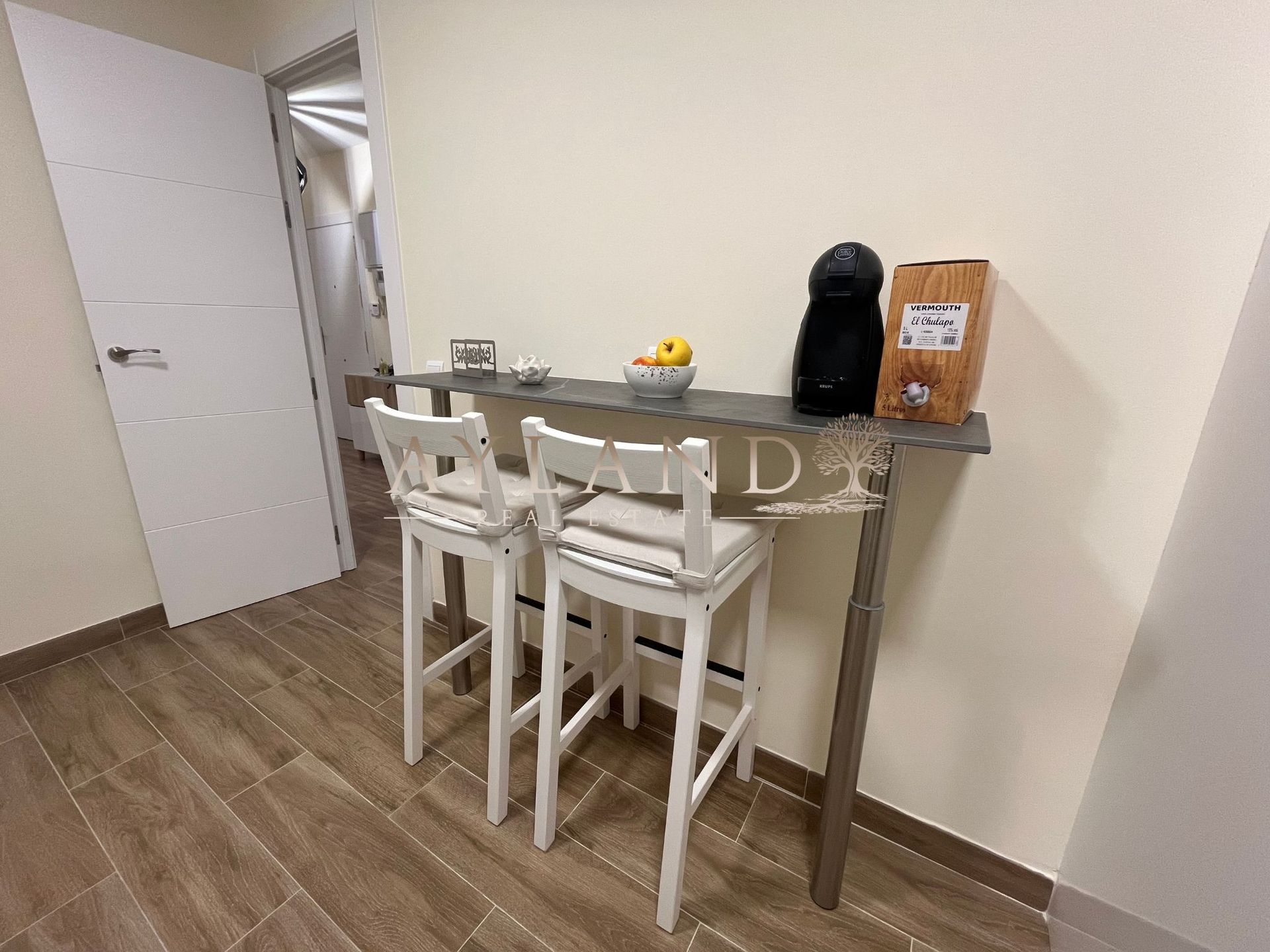 La barra de desayuno, con taburetes
