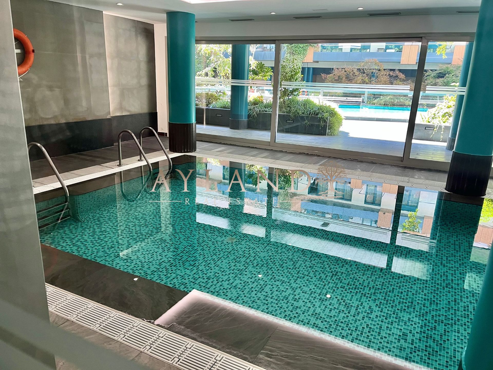 La piscina interior climatizada de la urbanización