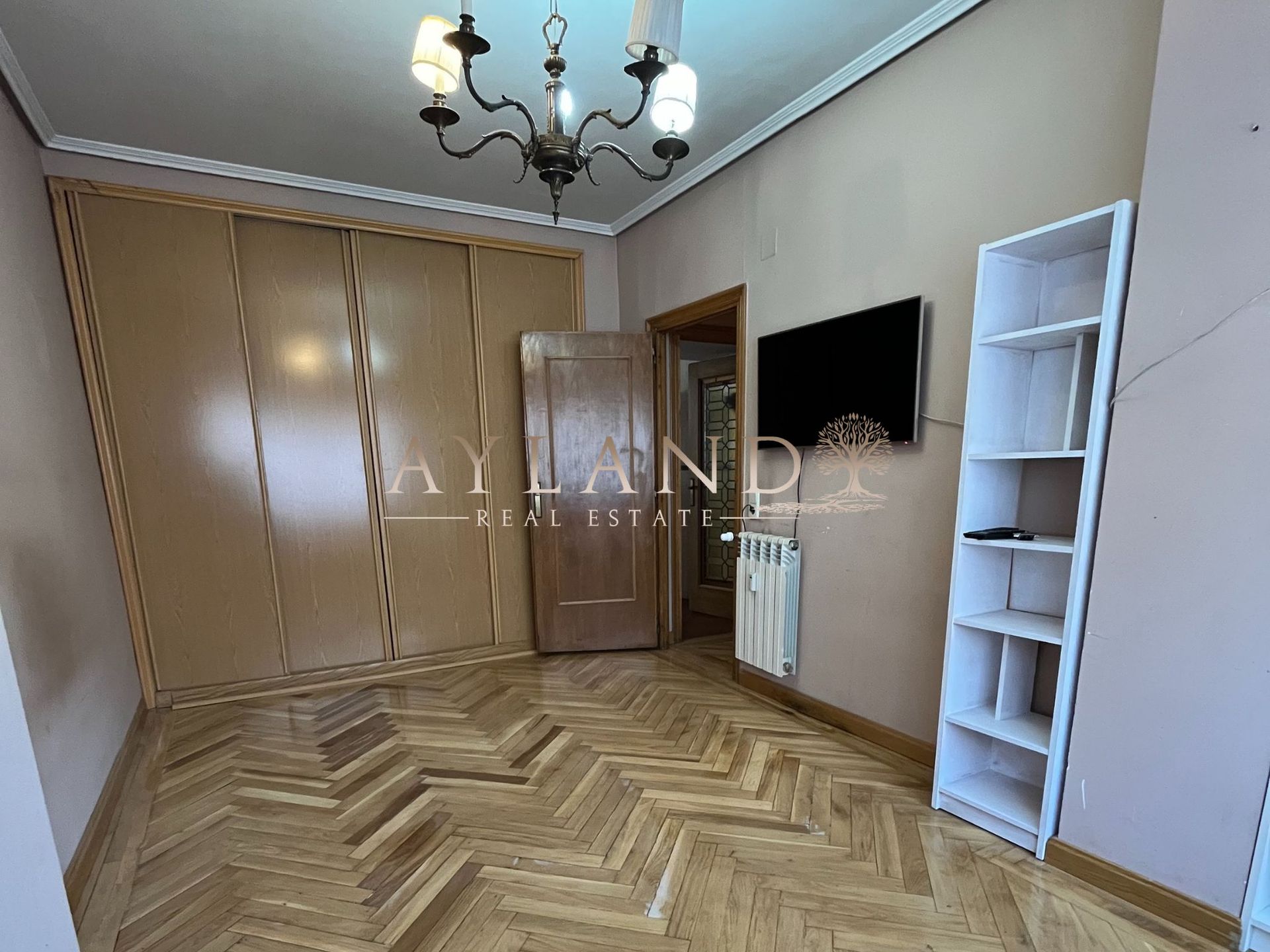 Habitación con armarios y estantería empotrada