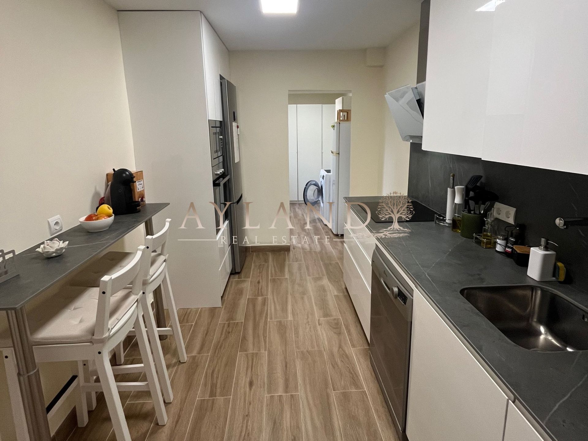 La cocina, con la encimera oscura y la barra