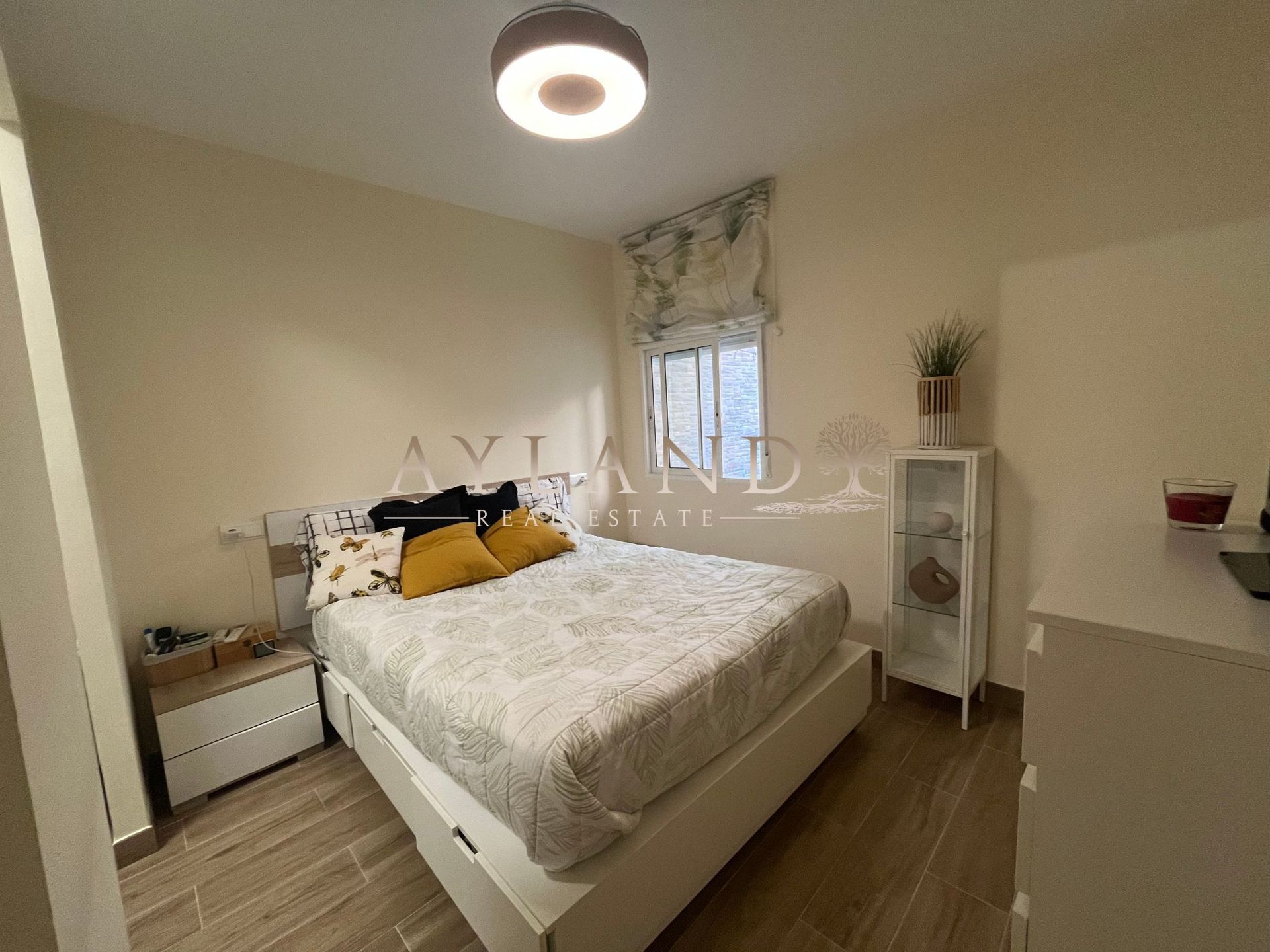 Dormitorio con ventana a la calle
