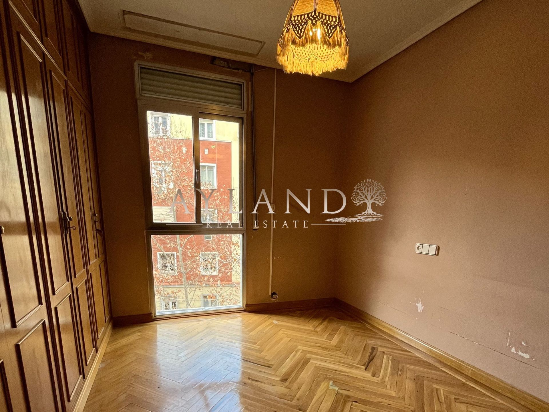 Habitación con ventana a la calle