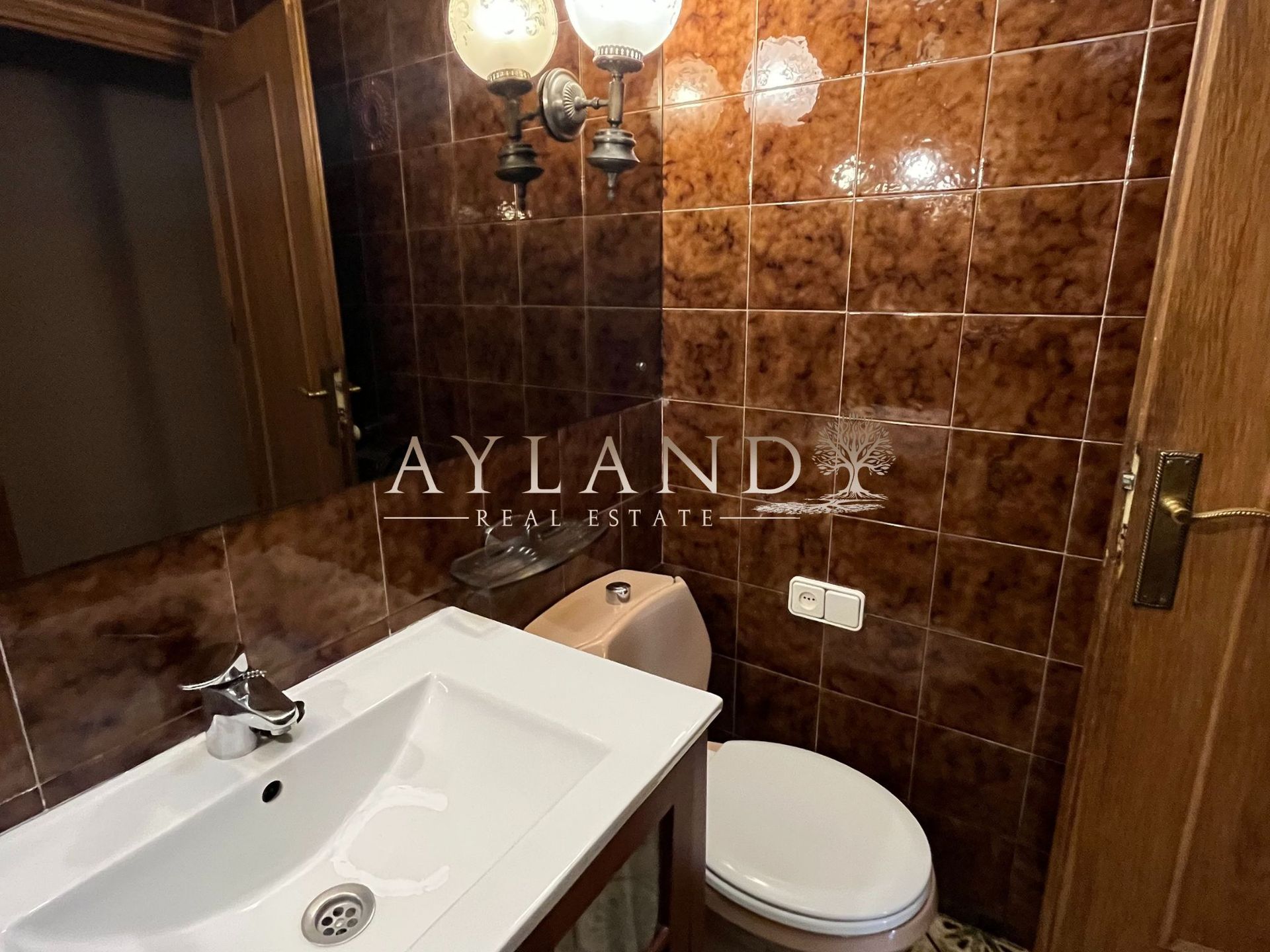 El mismo baño, con bidé e inodoro