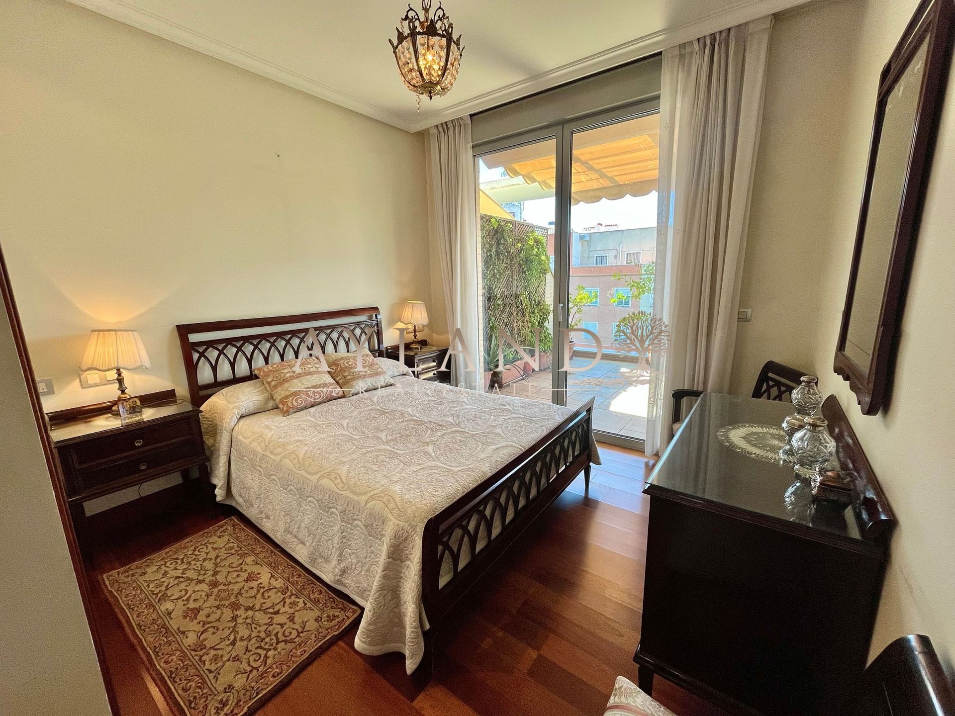 El dormitorio principal, con salida directa a la terraza