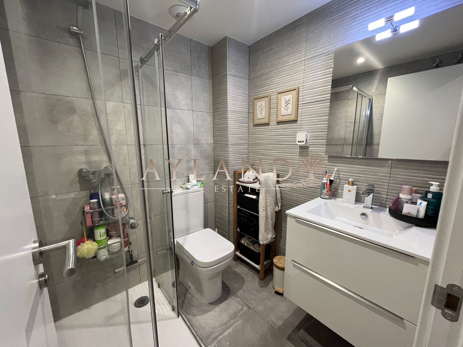 El segundo baño, con plato de ducha y mampara