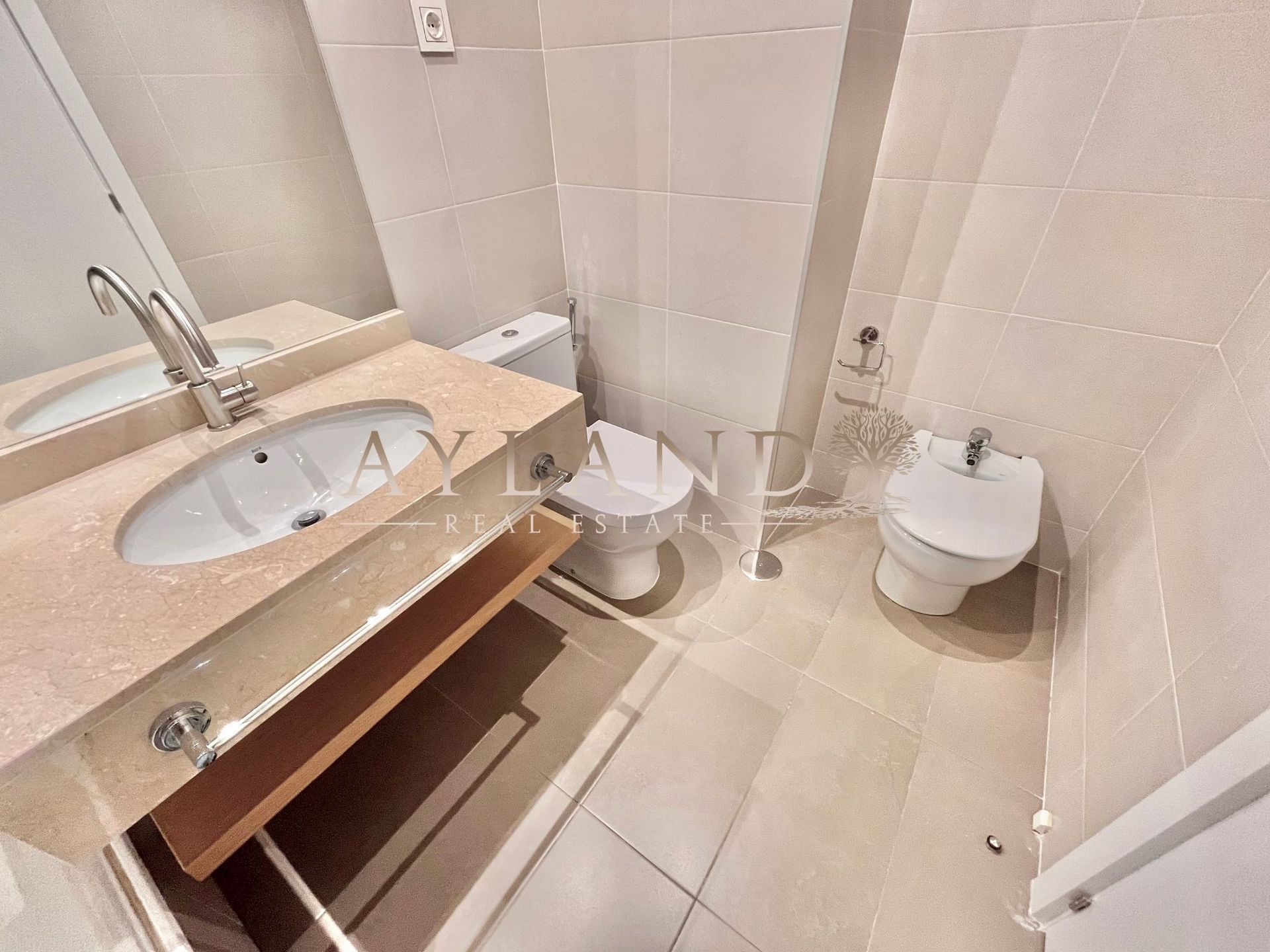 Baño completo, con lavabo, inodoro y bidé