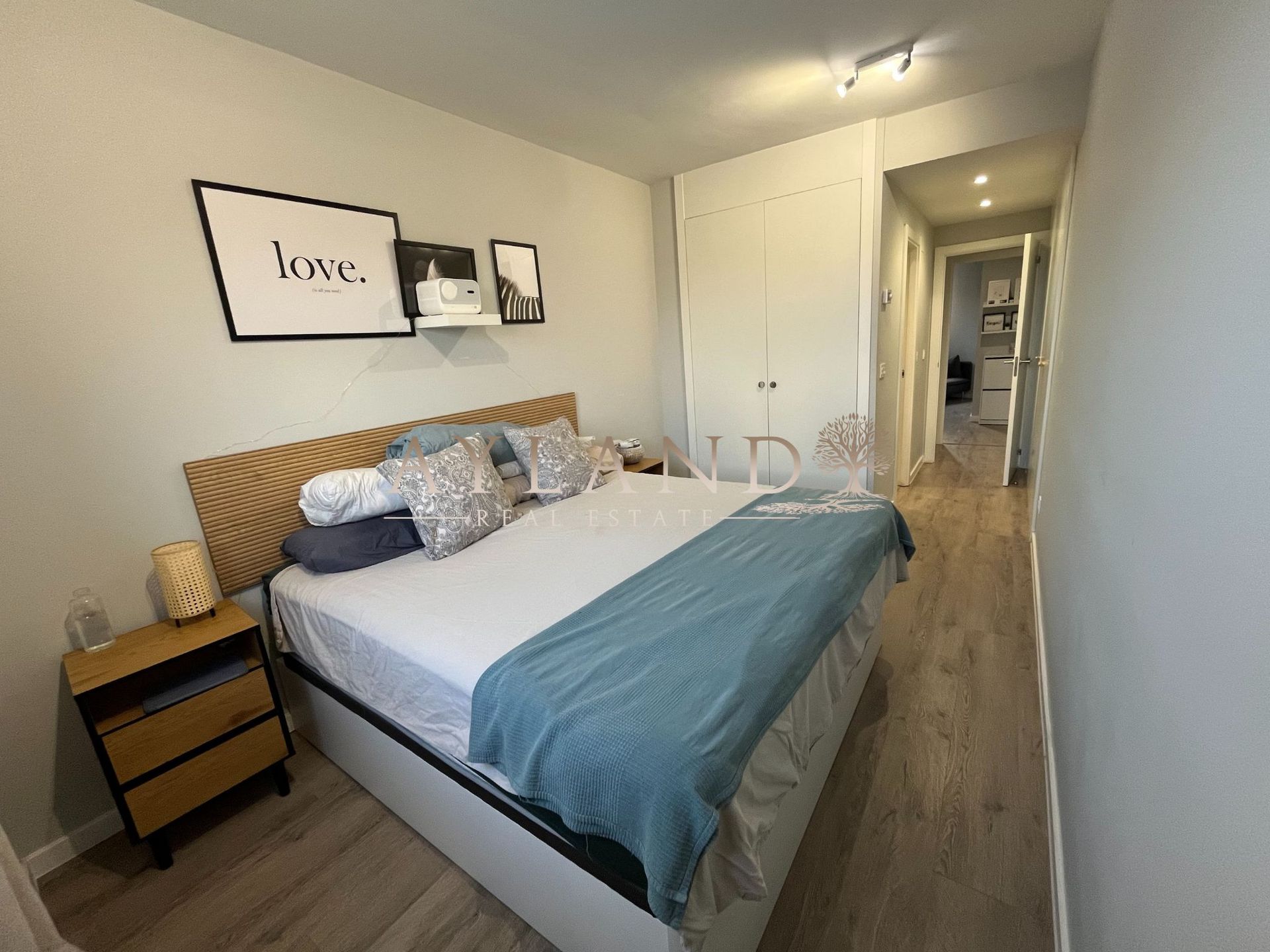 El dormitorio principal, con cabecero de madera
