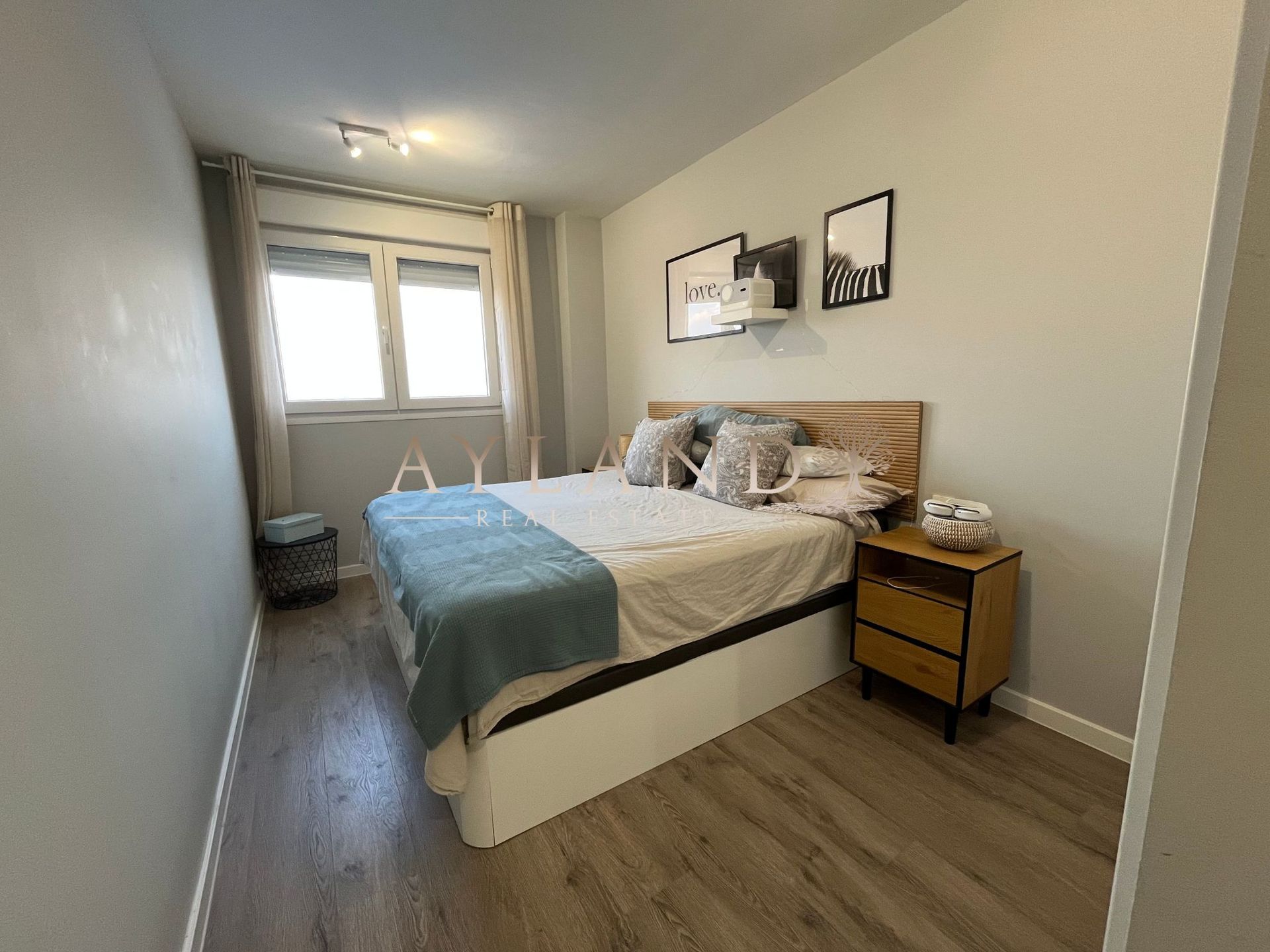 Dormitorio con ventana exterior y mesillas a juego